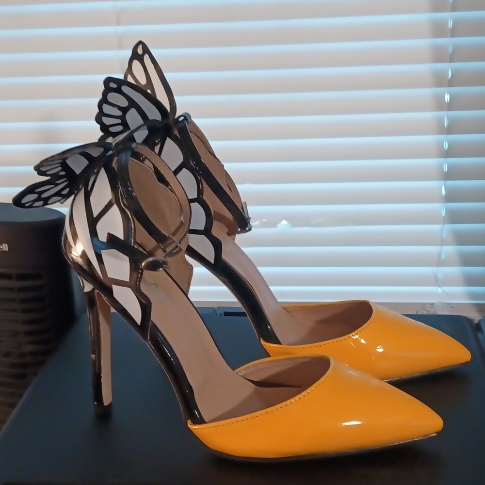 Rainbow cat Yellow, black and white pumps